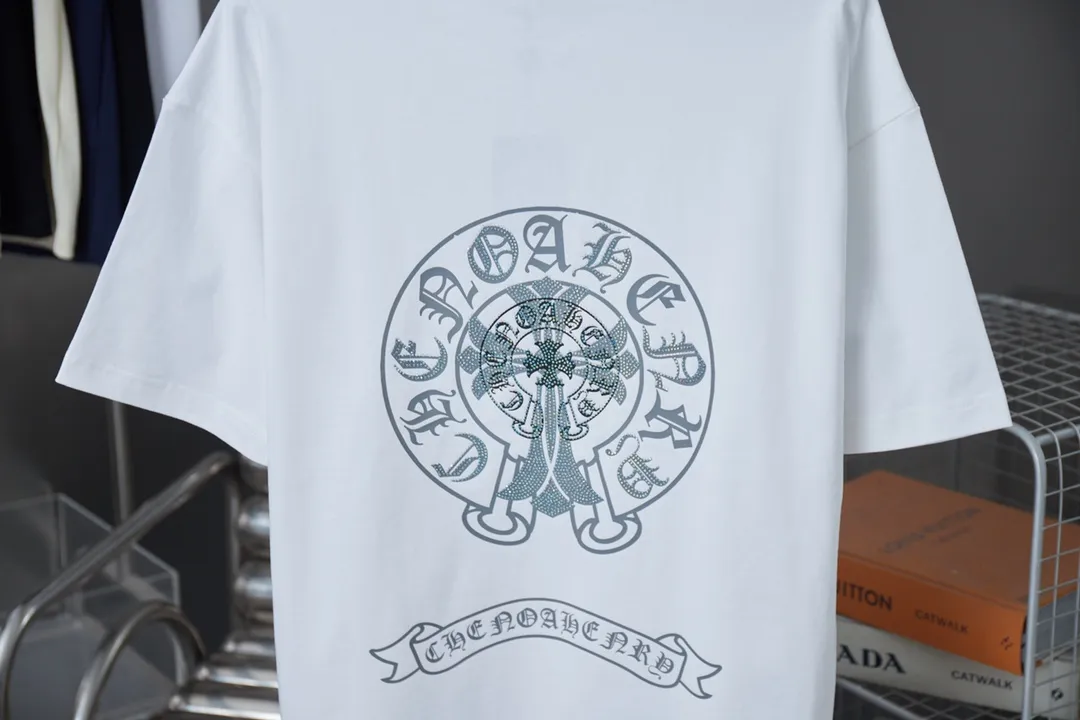 🅿️190 Ch*ome Hearte 25SS early spring new style Crow heart graffiti printed hot diamond short sleeves Light luxury essential item for daily commuting for men and women Correct version Welcome to compare Detailed features · 320g 100% pure cotton double yarn jersey fabric · Custom dyed in the same cylinder, special thickened 32 pieces double-strand 1X1 thread · Digital direct printing ➕Imported Australian pearlescent diamonds · Double needle stitching and cross-stitch technology · Original main mark, washed tag, brand moisture-proof paper packaging Color: black/white/rose red/grey Size: S/M/L/XL
